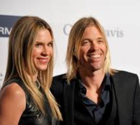 Picture of Alison Hawkin with her late huband Taylor Hawkin in a cute smile.